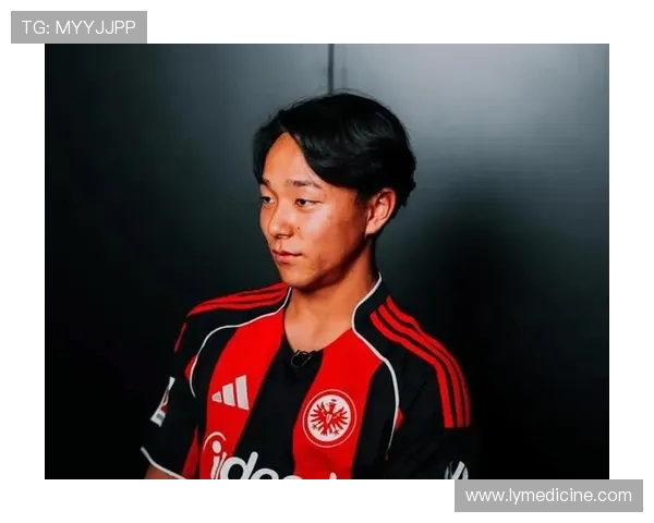 法兰克福官方宣布签约19岁日本左后卫小杉启太 1月加盟球队